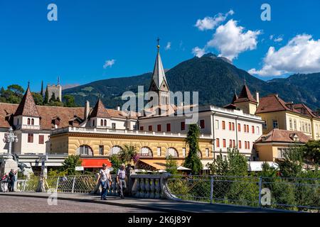 Vue sur la ville, vue sur Merano, rivière Passer, pont de poste, Tyrol du Sud, Italie Banque D'Images