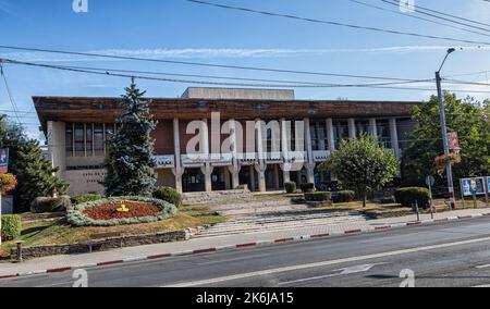 TARGU-JIU, ROUMANIE-SEPTEMBRE 25 : Maison de la culture sur 25 septembre 2020 à Targu-JIU. Banque D'Images