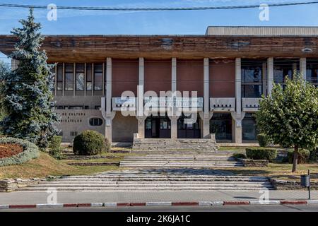 TARGU-JIU, ROUMANIE-SEPTEMBRE 25 : Maison de la culture sur 25 septembre 2020 à Targu-JIU. Banque D'Images