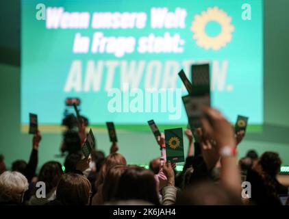 Bonn, Allemagne. 14th octobre 2022. Les délégués votent sur les motions à la convention nationale du Parti Vert. Credit: Kay Nietfeld/dpa/Alay Live News Banque D'Images