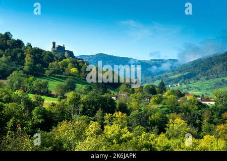 Château de Saint-Ilpize perché sur un pic volcanique au-dessus de la rivière Allier. Haute-Loire. Auvergne-Rhône-Alpes. France Banque D'Images