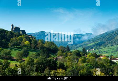 Château de Saint-Ilpize perché sur un pic volcanique au-dessus de la rivière Allier. Haute-Loire. Auvergne-Rhône-Alpes. France Banque D'Images