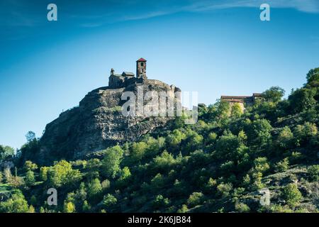 Château de Saint-Ilpize perché sur un pic volcanique au-dessus de la rivière Allier. Haute-Loire. Auvergne-Rhône-Alpes. France Banque D'Images