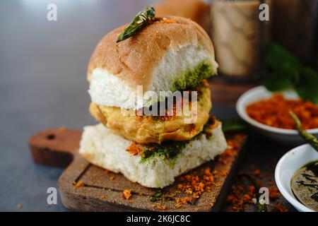 Vada fait maison de la pomme de terre de la pomme de terre de la pomme de terre de la pomme de terre de l'Inde Banque D'Images