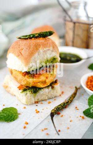 Vada fait maison de la pomme de terre de la pomme de terre de la pomme de terre de la pomme de terre de l'Inde Banque D'Images