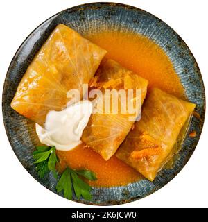 Petits pains de chou farcis servis avec une sauce à la crème Banque D'Images