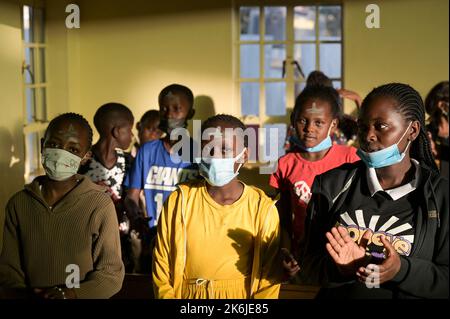 KENYA, Eldoret, Église catholique, mercredi des cendres, début de la saison prêtée, jour Saint de prière et de jeûne, enfants avec cendre sur le front / KENIA, Eldoret, Katholische Kirche, Gottesdienst zum Aschermittwoch, Beginn der Fastenzeit vor Ostern, Kinder mit Asche Kreuz auf der Stirn Banque D'Images