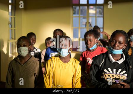 KENYA, Eldoret, Église catholique, mercredi des cendres, début de la saison prêtée, jour Saint de prière et de jeûne, enfants avec cendre sur le front / KENIA, Eldoret, Katholische Kirche, Gottesdienst zum Aschermittwoch, Beginn der Fastenzeit vor Ostern, Kinder mit Asche Kreuz auf der Stirn Banque D'Images