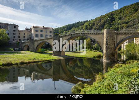 Lavoute Chilhac a étiqueté les plus Beaux villages de France, Pont de l'Arche sur la rivière Allier. Département de la haute-Loire, Auvergne, France Banque D'Images