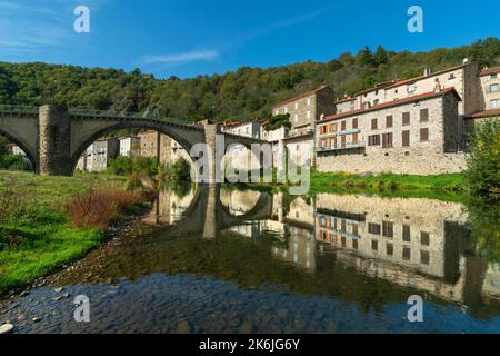 Lavoute Chilhac a étiqueté les plus Beaux villages de France, Pont de l'Arche sur la rivière Allier. Département de la haute-Loire, Auvergne, France Banque D'Images