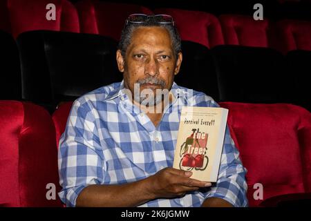 Londres, Royaume-Uni. 14 octobre 2022. Percival Everett (Etats-Unis) pour les arbres (influx Press) lors d'une photo de cinq des six auteurs sélectionnés pour le Booker Prize 2022, au Shaw Theatre de King's Cross, avant l'annonce du gagnant le 17 octobre. Credit: Stephen Chung / EMPICS / Alamy Live News Banque D'Images