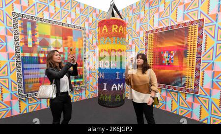 Frieze Londres s'ouvre au public aujourd'hui à Regents Street. Photo : spectacle solo de Jeffrey Gibson présenté par la galerie Stephen Friedman. Les visiteurs prennent Banque D'Images