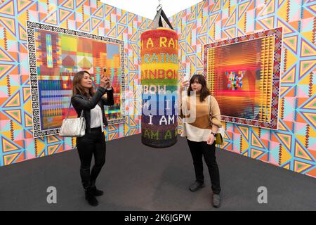 Frieze Londres s'ouvre au public aujourd'hui à Regents Street. Photo : spectacle solo de Jeffrey Gibson présenté par la galerie Stephen Friedman. Les visiteurs prennent Banque D'Images