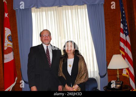 Assermentation de George Staples en tant que directeur général du Service extérieur et directeur des Ressources humaines, sous la présidence de Henrietta Fore, sous la présidence de la sous-secrétaire à la gestion Banque D'Images