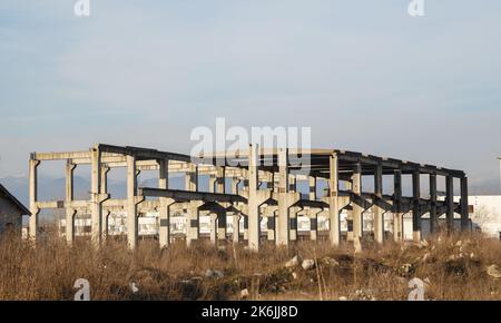 Bâtiment industriel abandonné. L'ancienne centrale thermique de la ville de Targu-Jiu. Banque D'Images