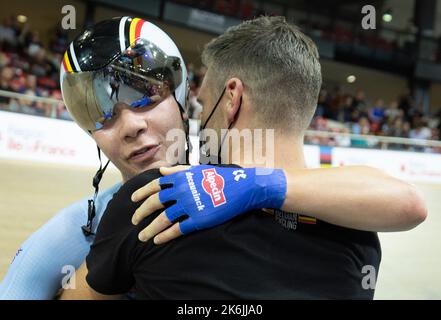 France. 14th octobre 2022. Le Belge Fabio Van Den Bossche fête avec l'entraîneur belge de cyclisme Kenny de Ketele après avoir remporté la médaille de bronze dans la course de points hommes du troisième jour des Championnats du monde de piste de l'UCI, au vélodrome de Saint-Quentin-en-Yvelines à Montigny-le-Bretonneux, France, vendredi 14 octobre 2022. Les Championnats du monde ont lieu du 12 au 16 octobre 2022. BELGA PHOTO BENOIT DOPPAGNE crédit: Belga News Agency/Alay Live News Banque D'Images