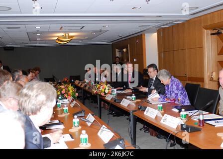 Le Bureau des affaires de l'Asie de l'est et du Pacifique a parrainé la Conférence des chefs de mission, avec la participation de Christopher Hill, secrétaire adjoint aux affaires de l'Asie de l'est et du Pacifique, et de Henry Paulson, secrétaire au Trésor, Jr., États-Unis Randall Tobias, administrateur de l'Agence pour le développement international, John Negroponte, directeur du renseignement national, Stephen Hadley, adjoint présidentiel aux affaires de sécurité nationale, et Lisa Murkowski, sénateur de l'Alaska Banque D'Images