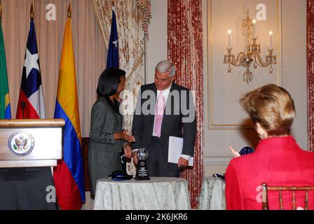 Cérémonie et réception du Prix d'excellence de l'entreprise (ACE) 2006 de la Secrétaire d'État, salle Benjamin Franklin, avec la secrétaire Condoleezza Rice accueillant et sous-secrétaire aux Affaires économiques, commerciales et agricoles, Josette Shiner, secrétaire adjointe aux Affaires économiques et commerciales, Daniel Sullivan, Et le secrétaire adjoint aux Affaires de l'hémisphère occidental, Thomas Shannon, Jr., parmi les autres conférenciers du Ministère. Parmi les entreprises honorées, on compte Sambazon pour ses activités au Brésil, General Motors pour ses activités en Colombie et Goldman Sachs pour ses activités au Chili. Banque D'Images