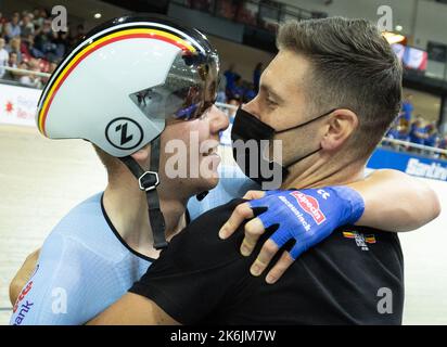 France. 14th octobre 2022. Le Belge Fabio Van Den Bossche fête avec l'entraîneur belge de cyclisme Kenny de Ketele après avoir remporté la médaille de bronze dans la course de points hommes du troisième jour des Championnats du monde de piste de l'UCI, au vélodrome de Saint-Quentin-en-Yvelines à Montigny-le-Bretonneux, France, vendredi 14 octobre 2022. Les Championnats du monde ont lieu du 12 au 16 octobre 2022. BELGA PHOTO BENOIT DOPPAGNE crédit: Belga News Agency/Alay Live News Banque D'Images