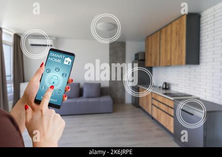 Interface de la technologie Smart Home sur l'écran de l'application pour smartphone avec affichage en réalité augmentée (AR) des objets connectés à l'Internet des objets (IOT) dans le Banque D'Images