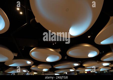 Abat-jour ronds fixés au plafond avec lumière douce dans un café Banque D'Images