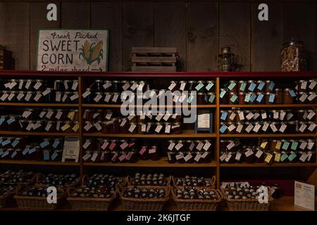 Toronto, Canada - 28 mai 2022 : confitures de fruits aux saveurs diverses sur des étagères en bois. Réserve fraîche maison sur le marché fermier Banque D'Images