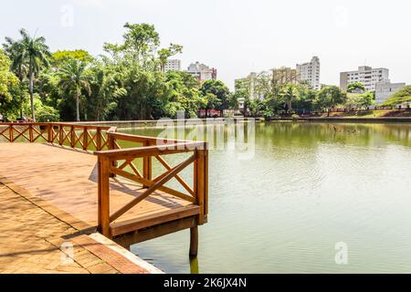 Goias, Brésil – 09 octobre 2022: Pont sur le petit lac de Bosque dos Buritis dans la ville de Goiania. Banque D'Images