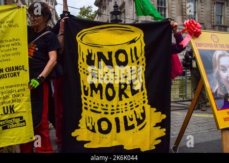 Londres, Royaume-Uni. 14th octobre 2022. Manifestants devant Downing Street. Extinction les manifestants de la rébellion se sont rassemblés à Westminster pour réclamer des mesures contre la crise climatique et la montée en flèche des factures d'énergie. Credit: Vuk Valcic/Alamy Live News Banque D'Images