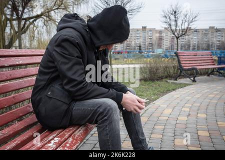 Addict connaissant une crise de toxicomanie, en plein air. Journée internationale contre l'abus des drogues. Banque D'Images