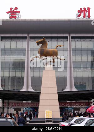 Gare de Lanzhou dans le district de Chengguan, Lanzhou, province de Gansu le long de Huochezhan East Road. Desservi par le chemin de fer de Longhai, le chemin de fer Lanzhou–Xinjiang et le chemin de fer Baotou–Lanzhou, RPC. Chine. (126) Banque D'Images