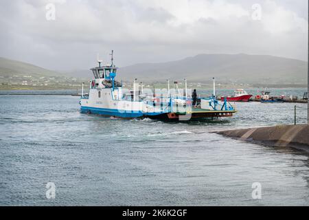 Ferry pour l'île de Valentia au départ de Knightstown sur l'île de Valentia, comté de Kerry, Irlande Banque D'Images