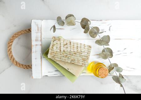Concept de cosmétiques zéro déchet. Flat Lay, vue de dessus de savon naturel, bio solide fait à la main et branche d'eucalyptus à proximité. Concept de cosmétiques biologiques spa Banque D'Images