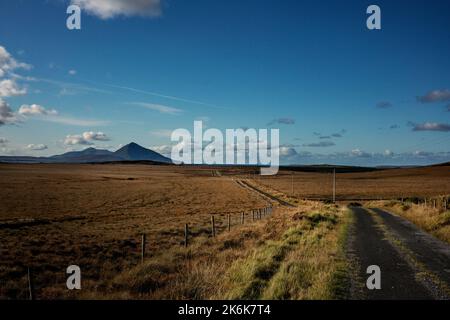 Vue sur Slievemore sur l'île d'Achill, de la région de Ballycroy, comté de Mayo, Irlande. Banque D'Images