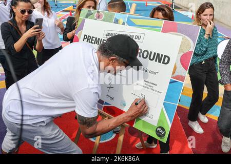 Marseille, France. 12th octobre 2022. Yannick Noah, inaugure son premier terrain de jeu, à Marseille. L'inauguration du premier terrain de jeu de l'association ''FÃªte le mur'', une association que Yannick Noah, champion de tennis et président de l'association a créée en 1996 pour l'éducation et l'intégration des jeunes des quartiers défavorisés. L'association veut offrir aux jeunes Marseille de quartiers défavorisés un sport autre que le football. Le terrain comprend des éléments éducatifs directement intégrés permettant une réduction de l'équipement. En 2024, environ dix projets de t Banque D'Images