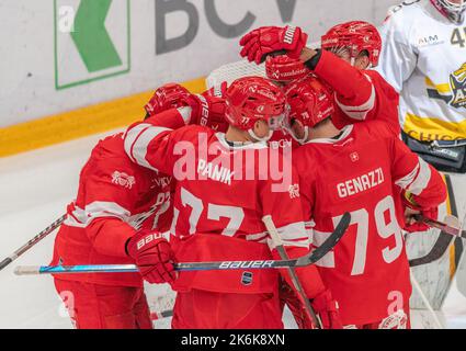 Lausanne Suisse, 10/14/2022: L'équipe HC de Lausanne célèbre pendant 11th jours de la saison 2022-2023 de la Ligue nationale suisse de la saison 2022-2023 de la Ligue nationale suisse avec le HC de Lausanne et le HC Ajoie. Le match a eu lieu à la Vaudoise Arena de Lausanne. Crédit : Eric Dubost/Alay Live News Banque D'Images