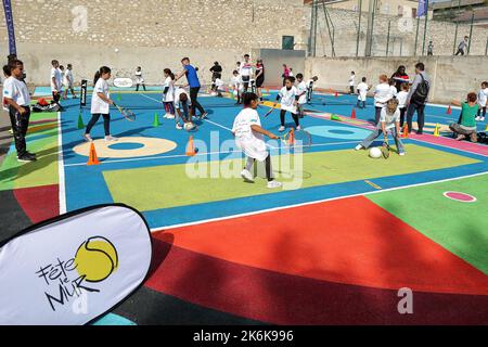 Marseille, France. 12th octobre 2022. Vue sur le premier terrain de jeu de l'association ''FÃªte le mur''. L'inauguration du premier terrain de jeu de l'association ''FÃªte le mur'', une association que Yannick Noah, champion de tennis et président de l'association a créée en 1996 pour l'éducation et l'intégration des jeunes des quartiers défavorisés. L'association veut offrir aux jeunes Marseille de quartiers défavorisés un sport autre que le football. Le terrain comprend des éléments éducatifs directement intégrés permettant une réduction de l'équipement. D'ici 2024, environ dix projets Banque D'Images