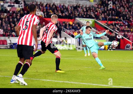 Le Solly March de Brighton et Hove Albion tente de se mettre à l'avant lors du match de la Premier League au stade de la communauté Gtech, à Londres. Date de la photo: Vendredi 14 octobre 2022. Banque D'Images