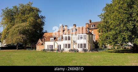 Salisbury Wiltshire, royaume-uni, 10, octobre 2022 Bell Tower Tea Rooms, surplombant la pelouse nord de la cathédrale Banque D'Images