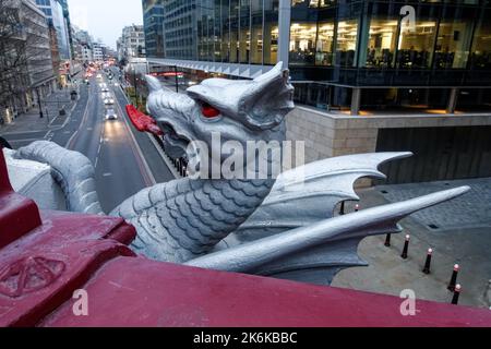 Sculpture de dragon de la ville de Londres sur Holborn Viaduct avec Farringdon Street Below, Londres Angleterre Royaume-Uni Banque D'Images