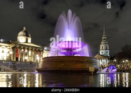 Fontaine illuminée de Trafalgar Square la nuit, Londres Angleterre Royaume-Uni Banque D'Images