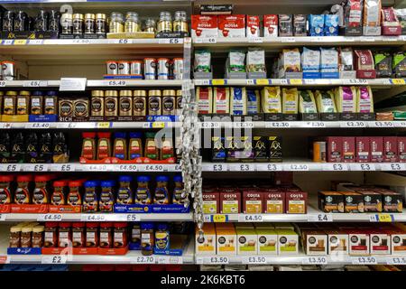 Étagères avec sélection de cafés et de bocaux dans un supermarché Tesco, Londres Angleterre Royaume-Uni Banque D'Images