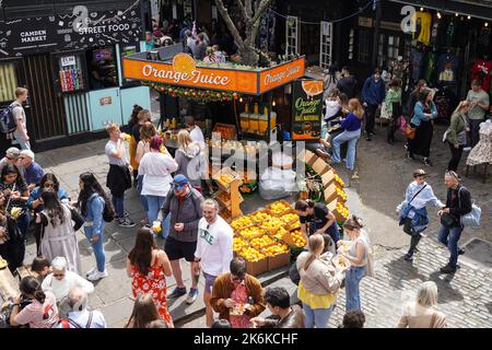 Boutiques et stands de nourriture sur Camden Market, Camden Town, Londres Angleterre Royaume-Uni Banque D'Images