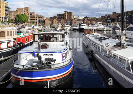 Propriétés résidentielles à St Katharine Docks and Marina à Londres, Angleterre Royaume-Uni Banque D'Images