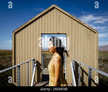 Style de vie | Portrait d'une jeune femme à l'entrée de la nature Banque D'Images