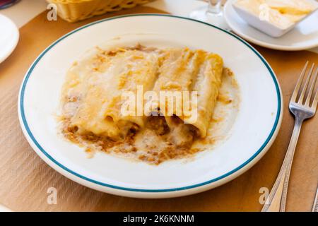 Cannelloni italien traditionnel avec viande hachée cuite dans une sauce au béchamel Banque D'Images