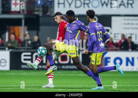 EMMEN - (lr) Jari Vlak du FC Emmen, Lequincio Zeefuik du FC Volendam, Walid Ould-Cheikh du FC Volendam lors du match néerlandais entre le FC Emmen et le FC Volendam à de Oude Meerdijk sur 14 octobre 2022 à Emmen, aux pays-Bas. ANP COR LASKER Credit: ANP/Alay Live News Banque D'Images