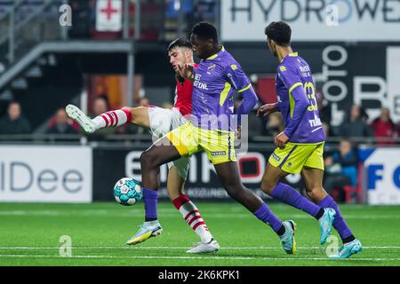 EMMEN - (lr) Jari Vlak du FC Emmen, Lequincio Zeefuik du FC Volendam, Walid Ould-Cheikh du FC Volendam lors du match néerlandais entre le FC Emmen et le FC Volendam à de Oude Meerdijk sur 14 octobre 2022 à Emmen, aux pays-Bas. ANP COR LASKER Credit: ANP/Alay Live News Banque D'Images