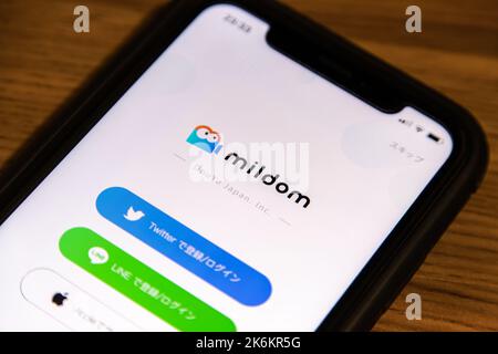 Vancouver, CANADA - octobre 11 2022 : page d'inscription de l'application Mildom sur un iPhone. Mildom est une plate-forme japonaise de streaming qui se spécialise dans le jeu-rel Banque D'Images
