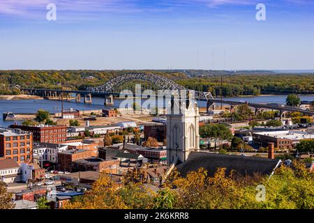 Dubuque, IA, États-Unis - 8 octobre 2022 : pont Julien Dubuque traversant le fleuve Mississippi entre l'Iowa et l'Illinois vu d'une colline sur le Th Banque D'Images