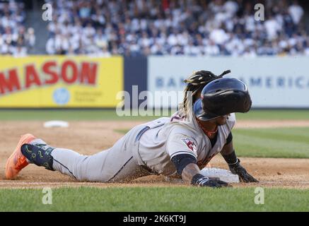 New York, États-Unis. 14th octobre 2022. Cleveland Guardians José Ramirez glisse dans la troisième base sur une erreur de lancement par New York Yankees Josh Donaldson dans le dixième dîner dans un match de la série de division de la Ligue américaine au Yankee Stadium à New York le vendredi, 14 octobre 2022. Photo de John Angelillo/UPI. Crédit : UPI/Alay Live News Banque D'Images